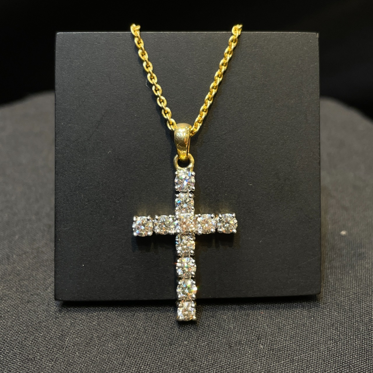 PENDENT WITH CHAIN CROSS PATTERN DIAMOND